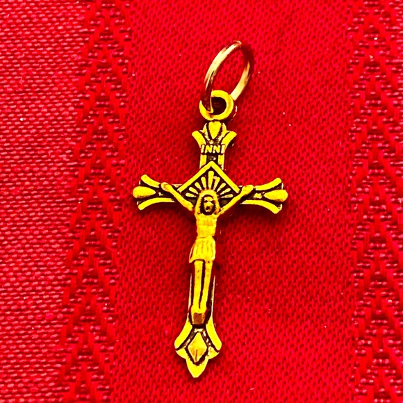 5/$10❤️❤️❤️NEW BRASS CRUCIFIX CHARM PENDANT - Picture 1 of 2